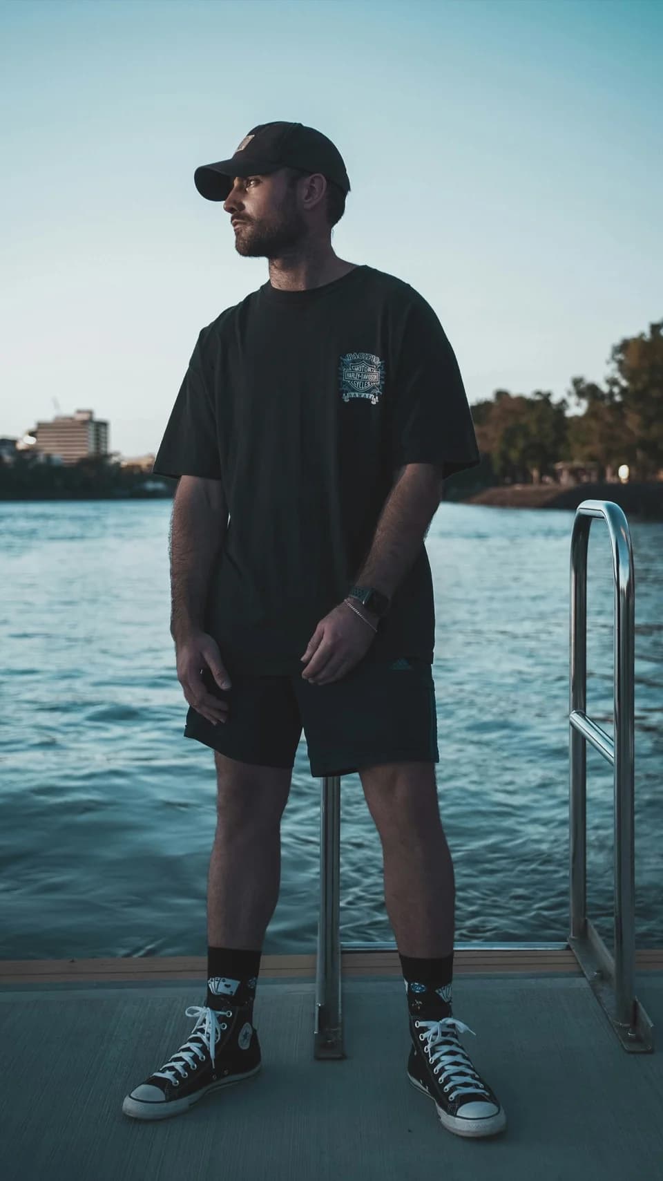 Look working girl: saia midi plissada com blusa de seda, elegância sem esforço para o escritório